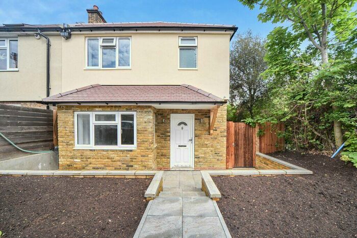 3 Bedroom Detached House To Rent In Highcombe London, SE7