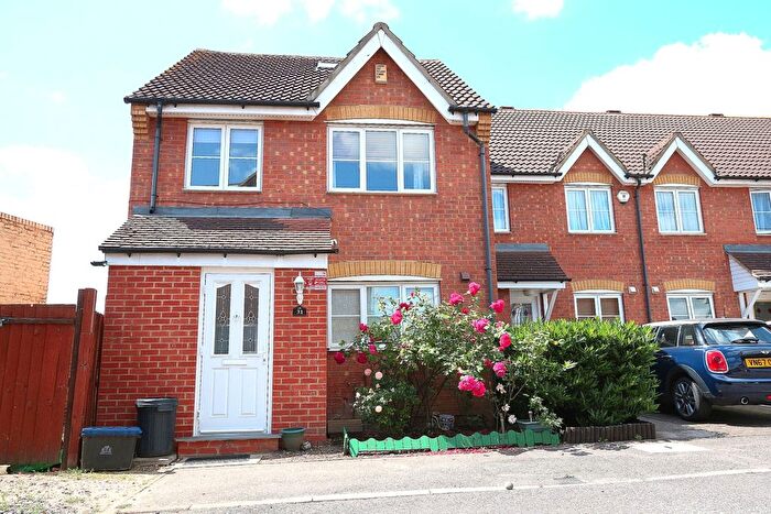 4 Bedroom Detached House To Rent In Parklands Close, Ilford, Essex, IG2