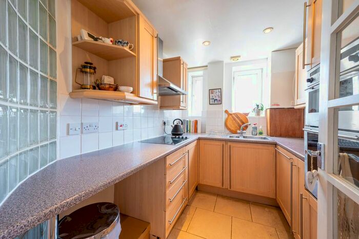 2 Bedroom Flat To Rent In Upper Richmond Road, Putney, London, SW15