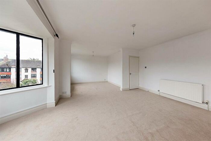 2 Bedroom Flat For Sale In Forest Court, Wanstead, E11