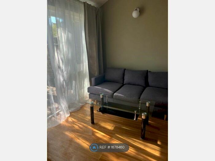 Studio To Rent In Bedford Hill, London, SW12