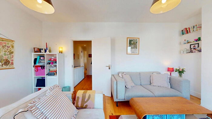 2 Bedroom Maisonette For Sale In Clementina Road, Lea Bridge, Leyton, E10