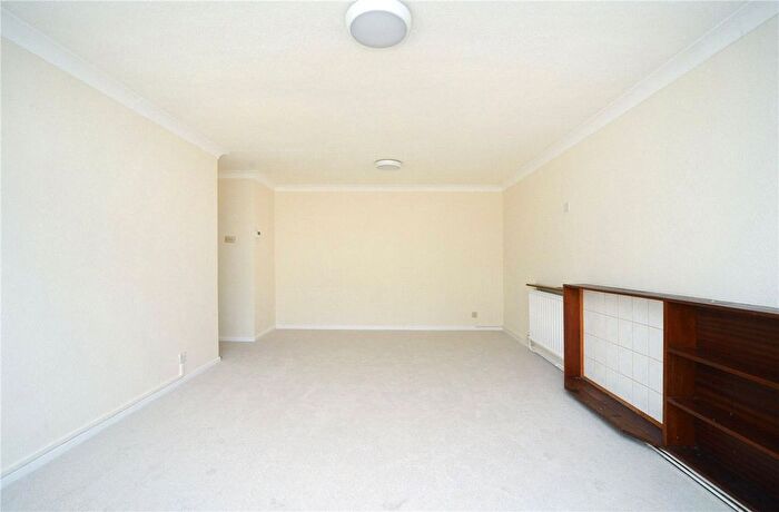 2 Bedroom Flat For Sale In Woodmansterne Lane, Banstead, Surrey, SM7
