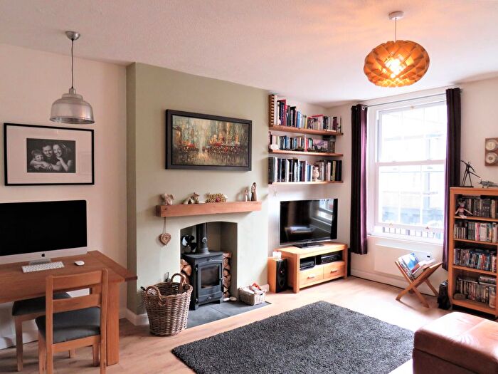 2 Bedroom Flat To Rent In High Street, Tring, HP23