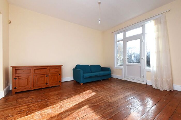 2 Bedroom Flat To Rent In Kingsmead Road, London, SW2