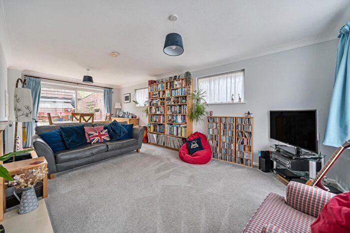 3 Bedroom Semi-detached House For Sale In Sutton Close, Cowplain, Waterlooville, PO8