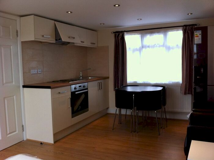 Studio To Rent In North Circular Road, London, N13