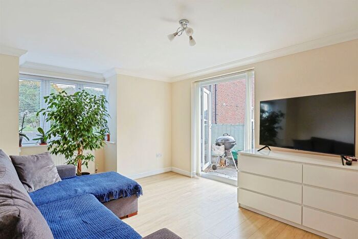 2 Bedroom Flat For Sale In Olivia Close, Poole, BH16