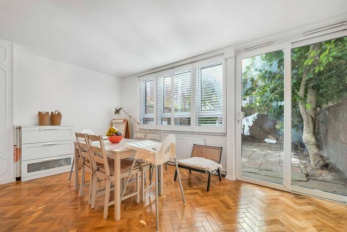 3 Bedroom Flat To Rent In Searles Close, Battersea, London, SW11