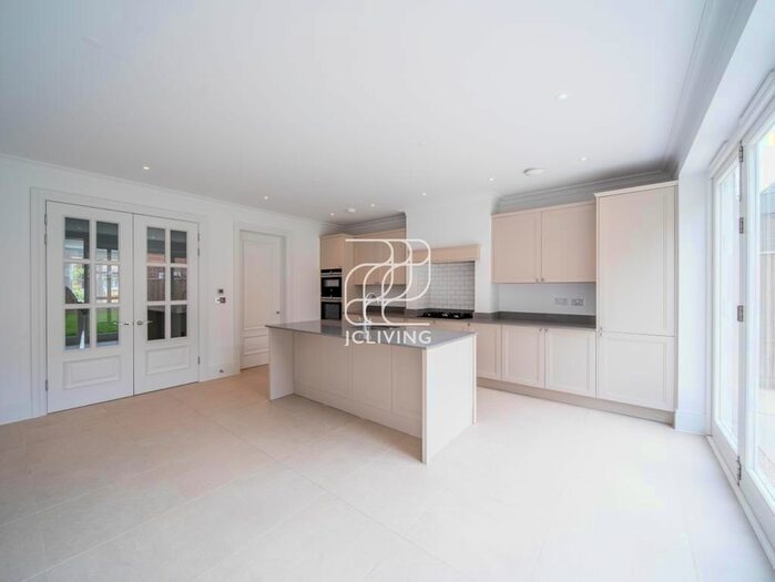 5 Bedroom Semi-Detached House To Rent In Barrons Chase, Richmond, TW10