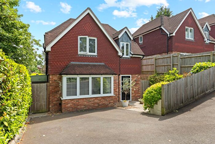 4 Bedroom Detached House For Sale In Reed Gardens, Coulsdon, CR5