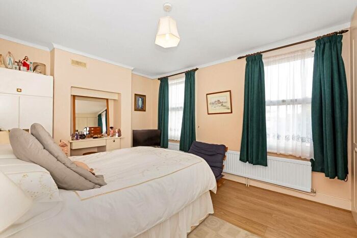 3 Bedroom End Of Terrace House For Sale In Mayall Road, Herne Hill, SE24