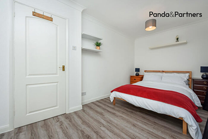 1 Bedroom Apartment To Rent In White Horse Lane, London, Loondon, E1