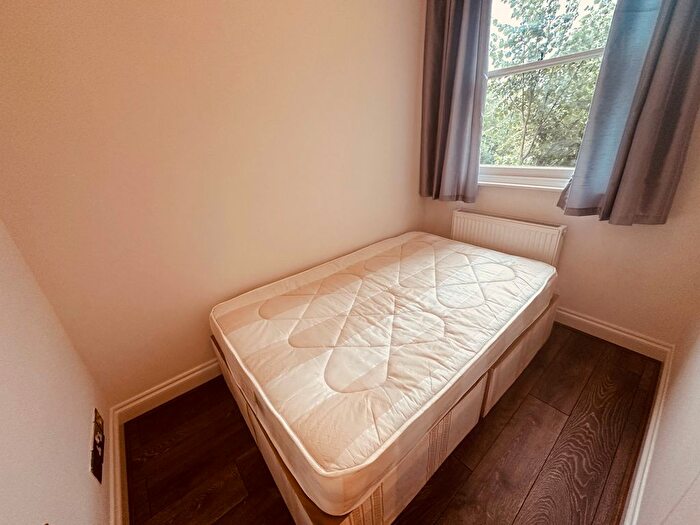 3 Bedroom Flat To Rent In Friern Park, London, N12