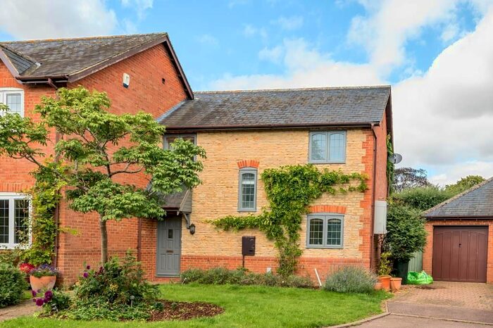 3 Bedroom Semi-Detached House To Rent In Crosslands, Fringford, OX27