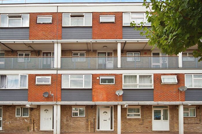 3 Bedroom Maisonette For Sale In Cherry Tree Lane, Rainham, RM13