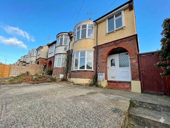 3 Bedroom Semi Detached House For Sale In Farley Hill, Luton, Bedfordshire, LU1