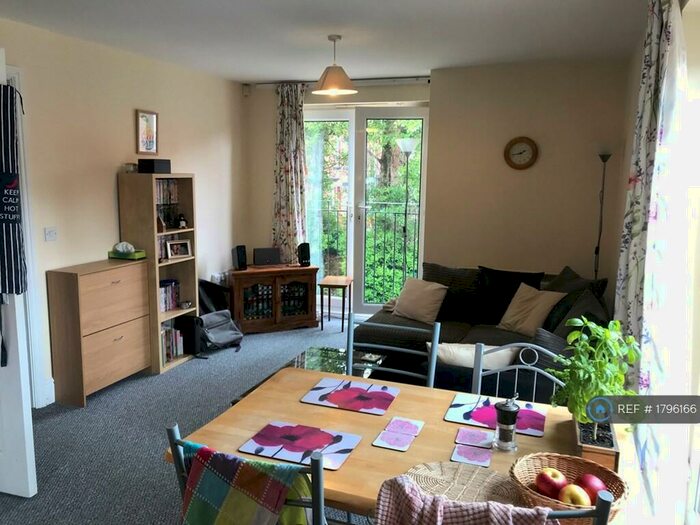 3 Bedroom Flat To Rent In Ladybarn Crescent, Manchester, M14