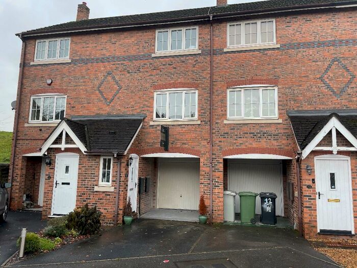2 Bedroom Mews To Rent In Spinners Way, SK10