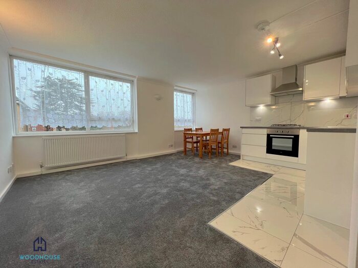 3 Bedroom Flat To Rent In Duncan Close, London EN5