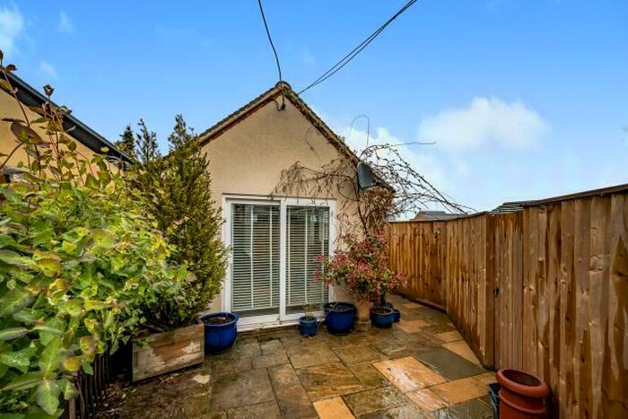 1 Bedroom Apartment To Rent In Springfield Oval, Witney, OX28