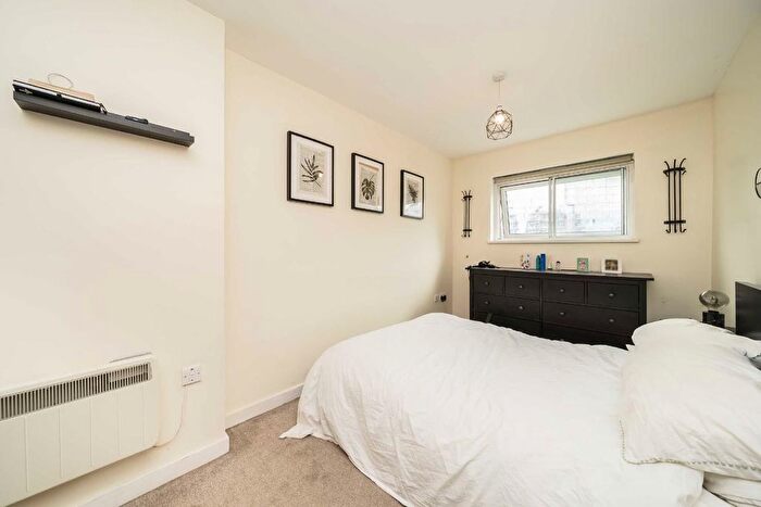 1 Bedroom Flat To Rent In Queenstown Road, Battersea, SW11