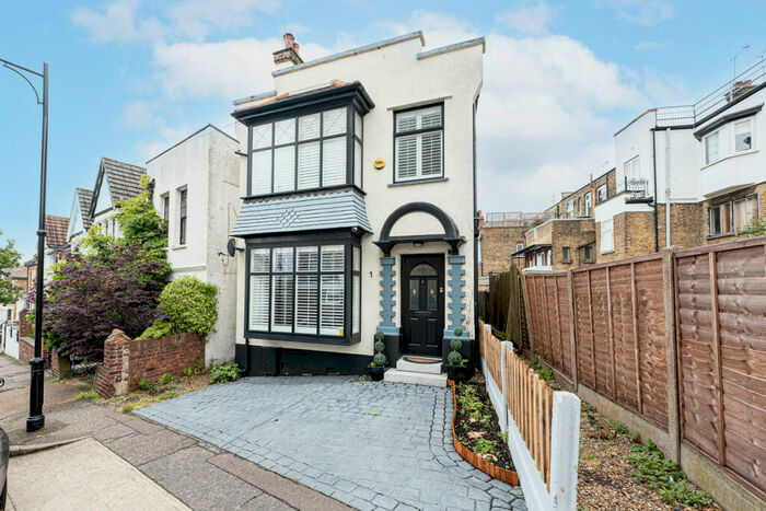 3 Bedroom Detached House To Rent In Redcliff Drive, Leigh-on-sea, SS9