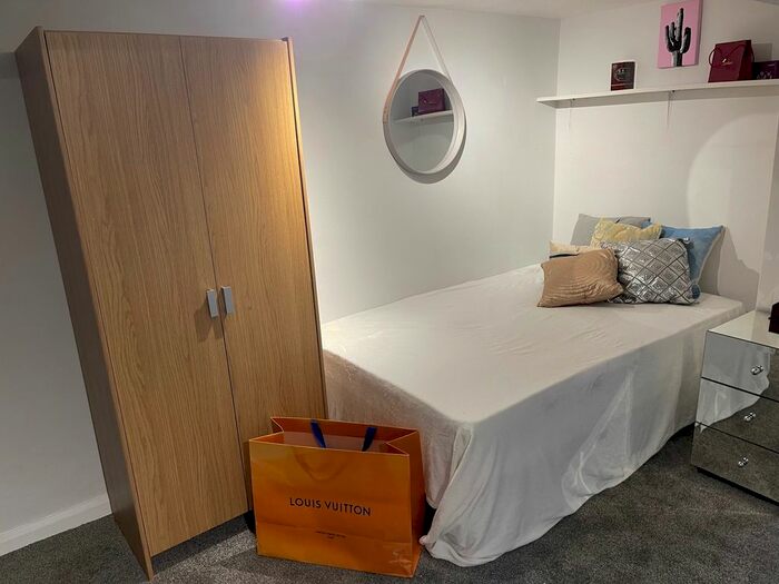 Studio To Rent In Austhorpe Road, Leeds, LS15