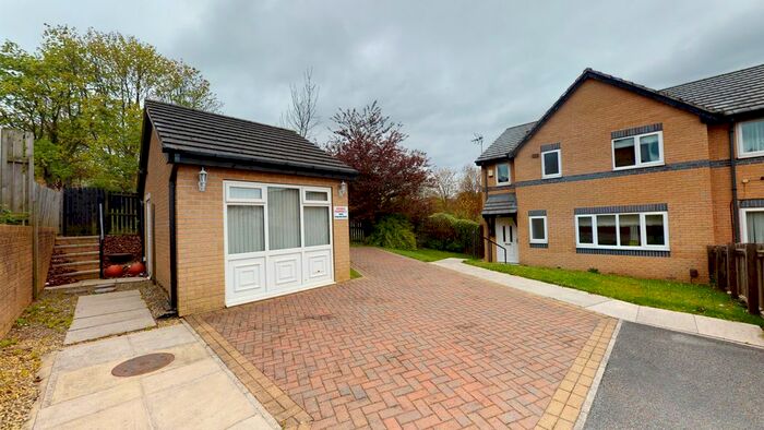 4 Bedroom Semi-Detached House To Rent In Redwood Close, Thorpe Edge, Bradford, BD10