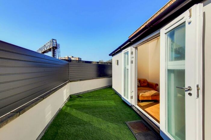 2 Bedroom Flat To Rent In Southwark Park Road, London Bridge, London, SE16