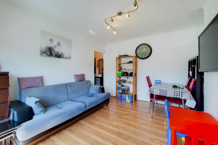 2 Bedroom Flat To Rent In York Way, Whetstone, London, N20