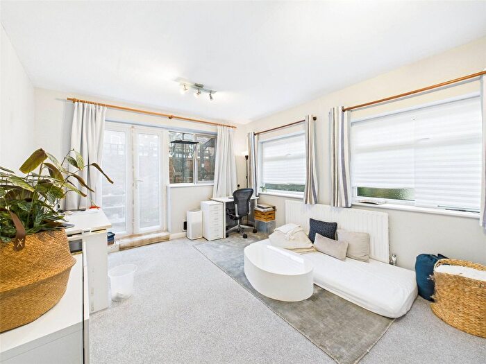 1 Bedroom Flat To Rent In Elfin Grove, Teddington, TW11