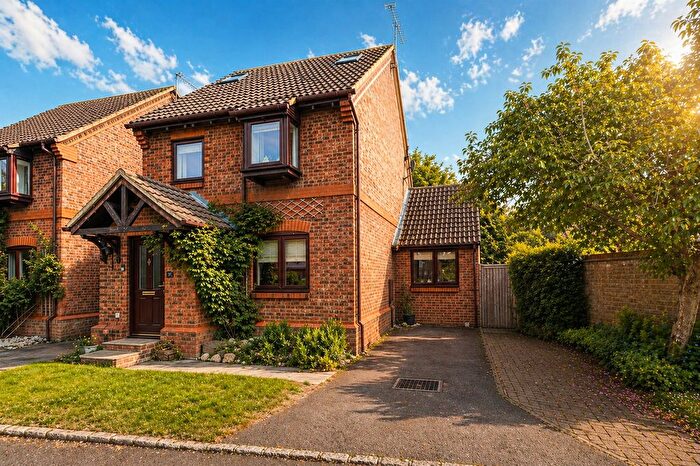 3 Bedroom Link Detached House For Sale In Simkins Close, Winkfield Row, Berkshire, RG42