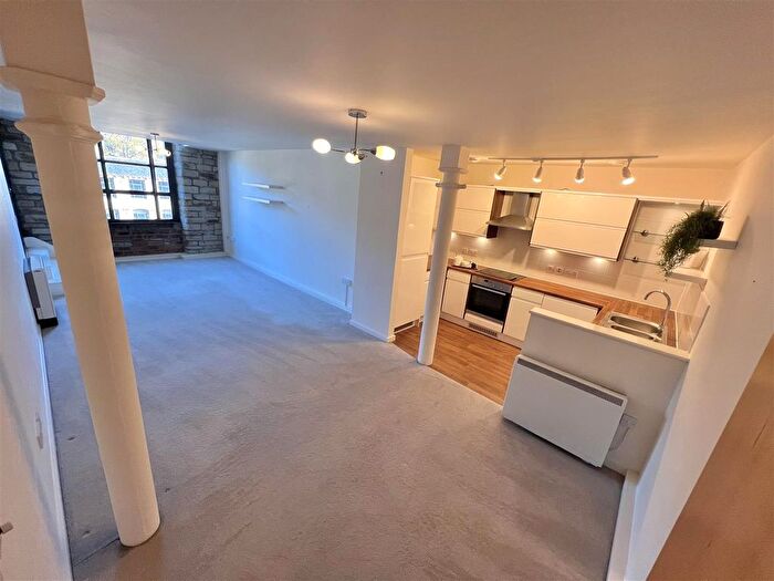 1 Bedroom Flat For Sale In Stoney Lane, Longwood, Huddersfield, HD3