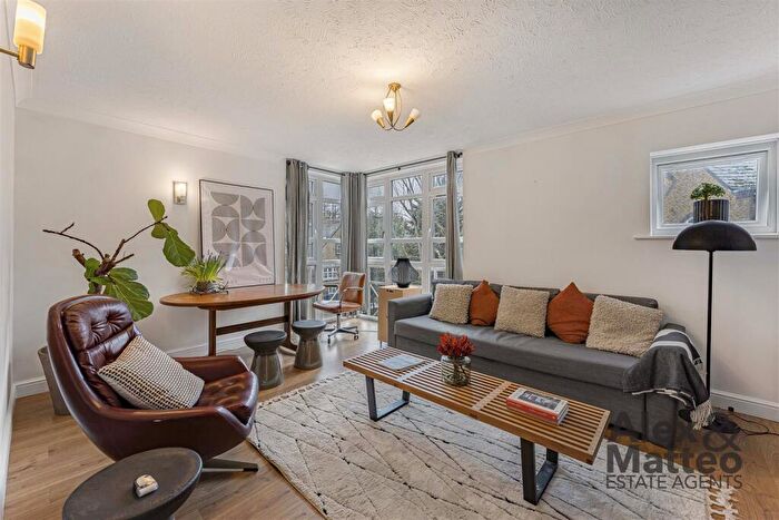 1 Bedroom Flat For Sale In Eleanor Close, Canada Water, SE16