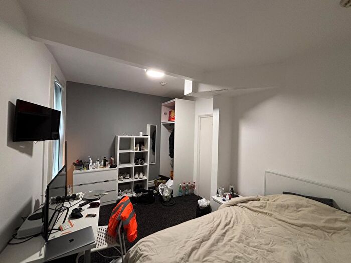 3 Bedroom Flat To Rent In Headingley Avenue, Leeds, LS6