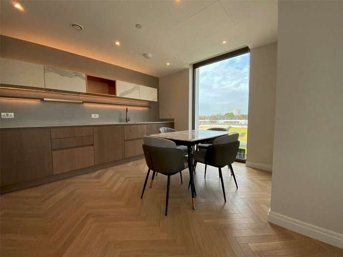 2 Bedroom Flat To Rent In Hampton House, London, SW6