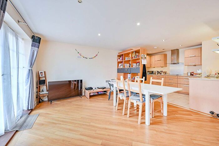 2 Bedroom Flat To Rent In Graham Road, Acton Green, London, W4