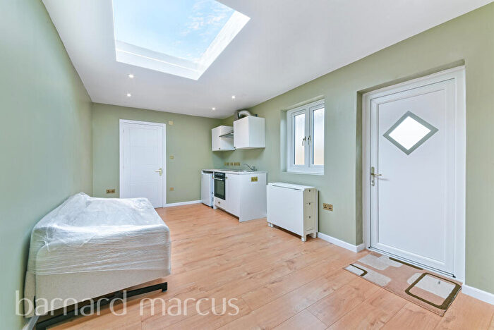 Maisonette To Rent In Tamworth Lane, Mitcham, CR4