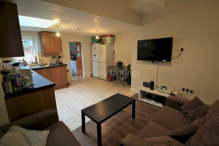 6 Bedroom Terraced House To Rent In Donnington Gardens, Reading, RG1