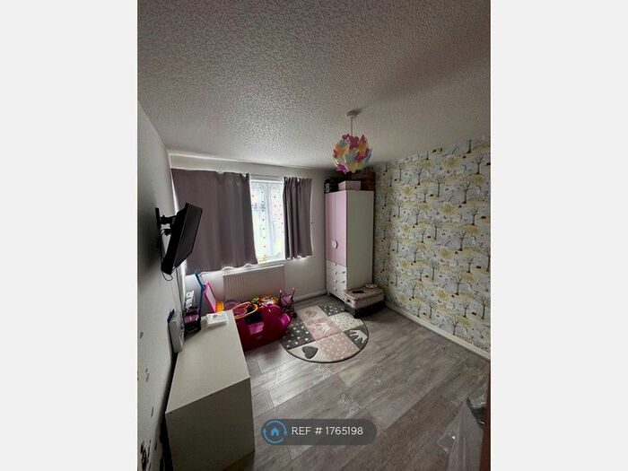 2 Bedroom Maisonette To Rent In Oak Close, Waltham Abbey, EN9