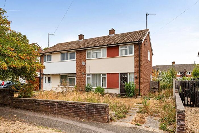 3 Bedroom Semi Detached House For Sale In Pipit Rise, Bedford, MK41