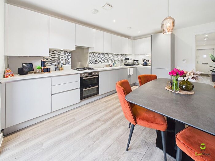 4 Bedroom Town House For Sale In Fairlawn Crescent, Greenhithe, DA9