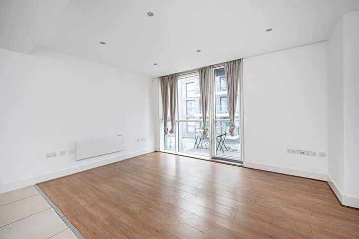 1 Bedroom Flat To Rent In Leman Street, Tower Hamlets, London, E1