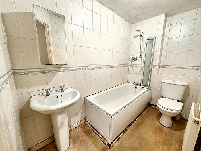 2 Bedroom Flat For Sale In Deanery Court, Manchester, M8