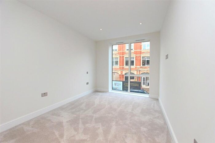 2 Bedroom Apartment To Rent In Broadway, Leigh-on-Sea, Essex, SS9