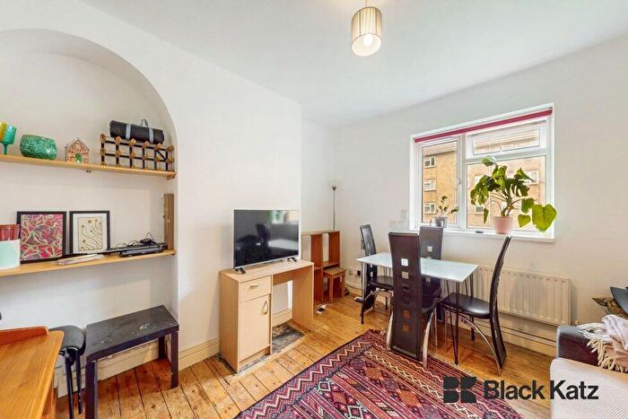 3 Bedroom Flat For Sale In Comus House, Congreve Street, Elephant And Castle, SE17