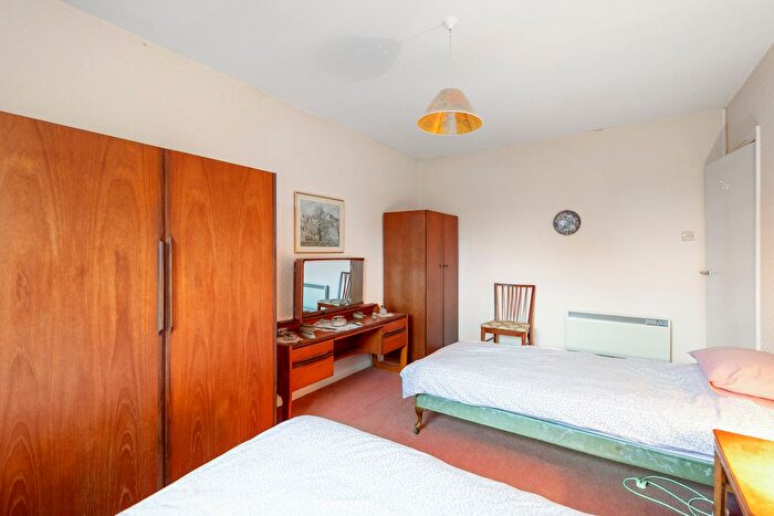 2 Bedroom Flat For Sale In / West Craigs Crescent, Edinburgh, EH12