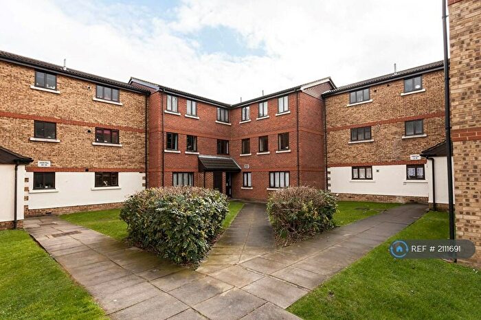 2 Bedroom Flat To Rent In Birchwood Close, Morden, SM4