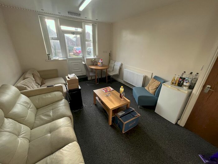 3 Bedroom Flat To Rent In Cardigan Road, Leeds, West Yorkshire, LS6